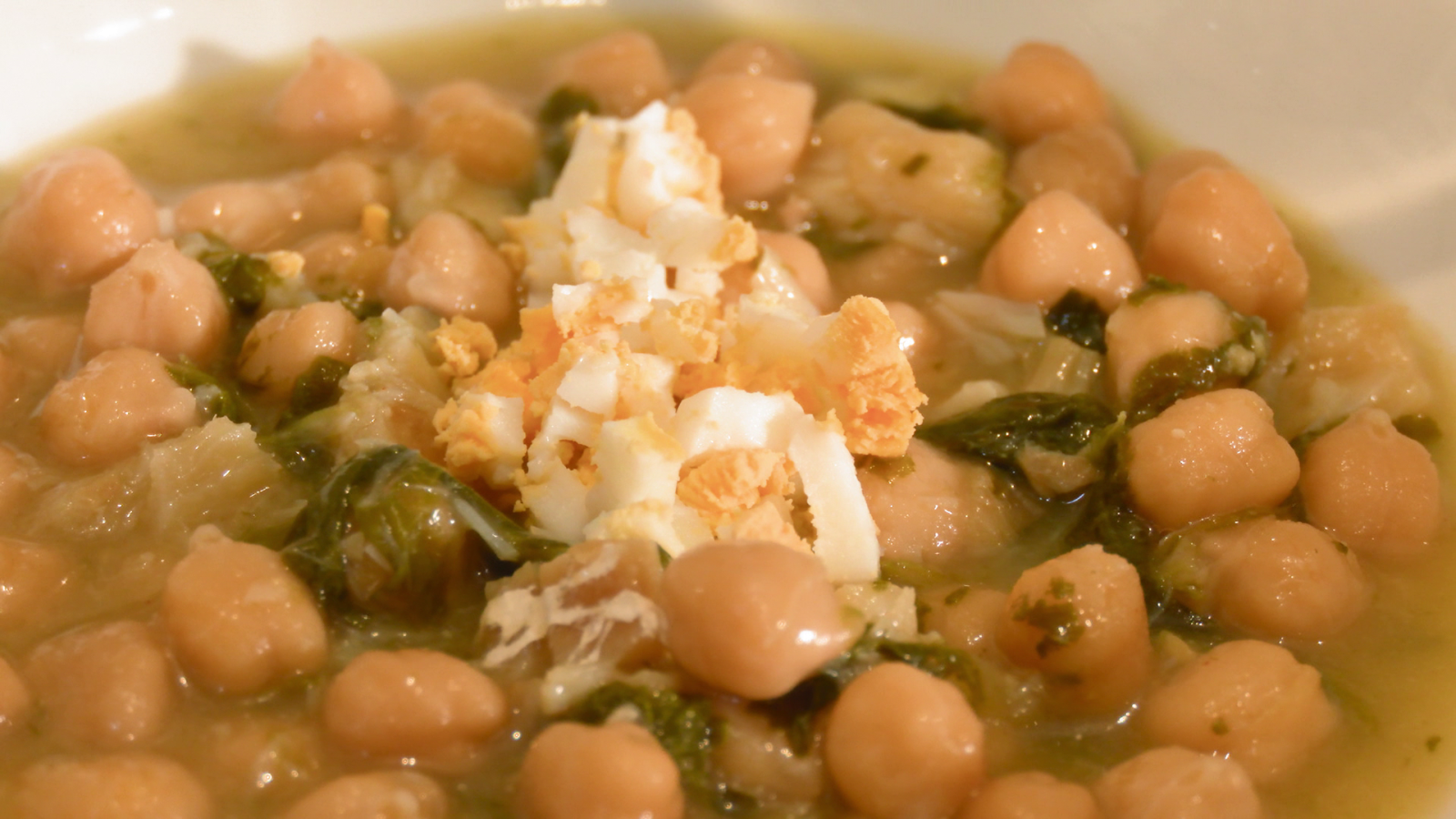 Receta de potaje de vigilia con bacalao, garbanzos y espinacas