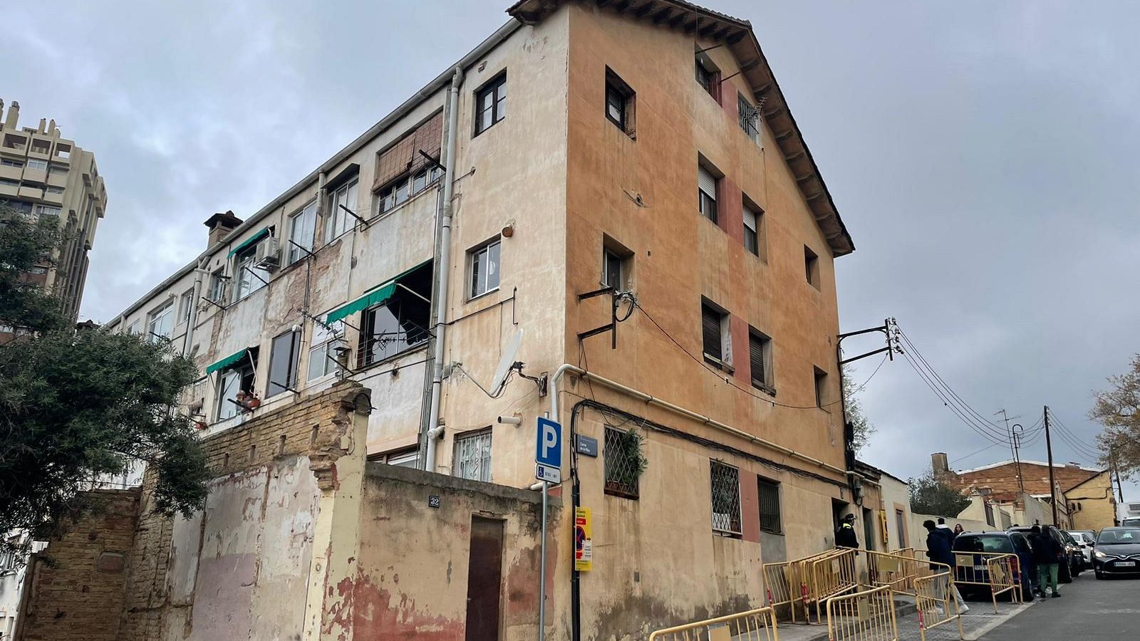 Esplugues desallotja el bloc de pisos 'El Barco' pel seu estat de ruïna.