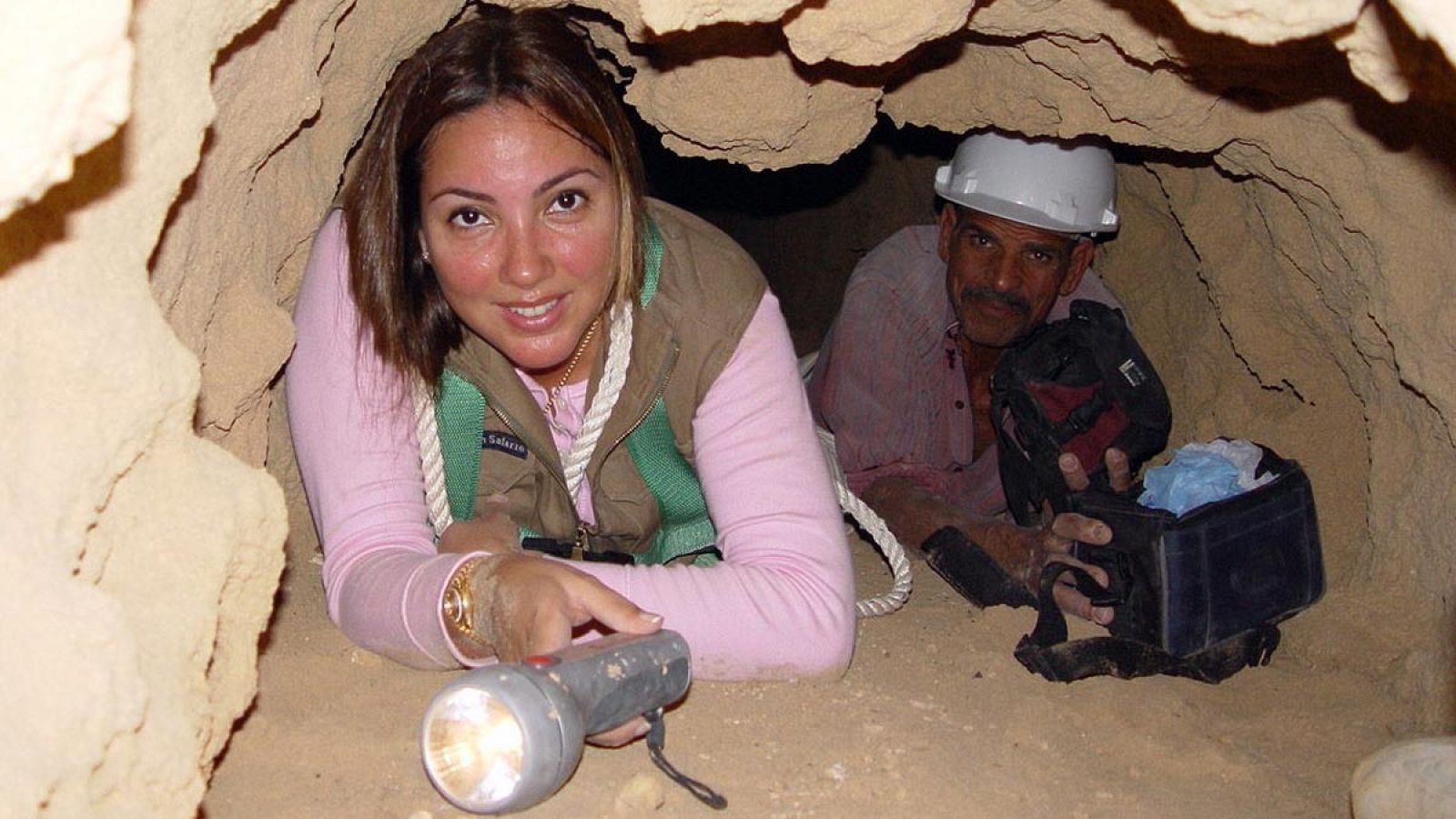 Imagen de archivo de la arqueóloga dominicana Kathleen Martínez, durante una de sus expediciones en busca de la tumba de Cleopatra.