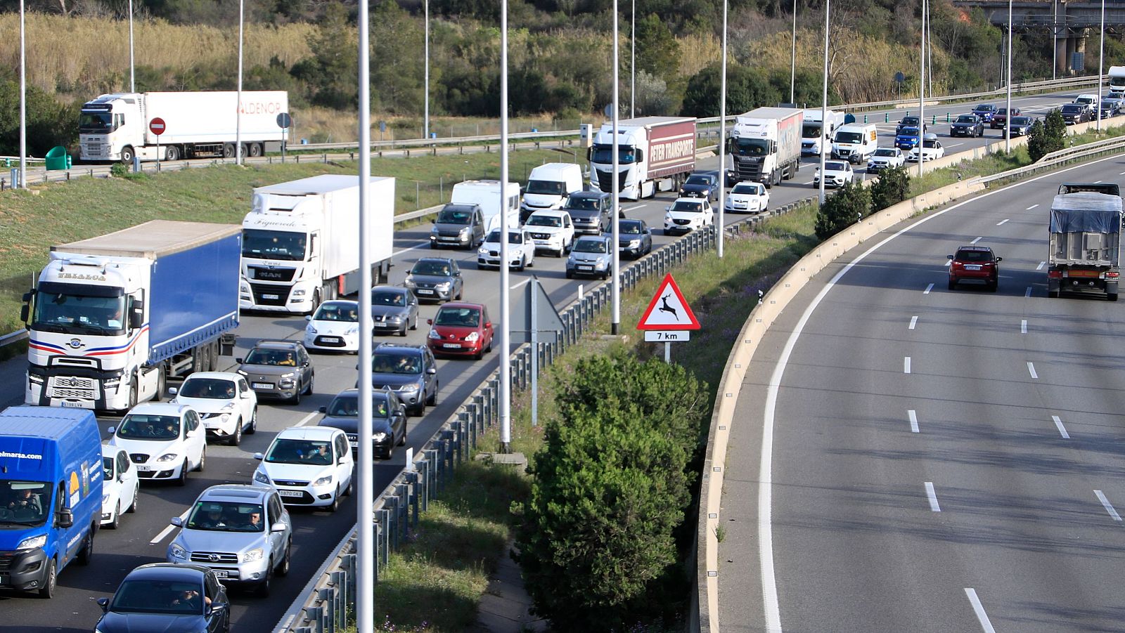 Circulació densa a l'AP-7 en direcció Tarragona, en l'operació sortida de Setmana Santa