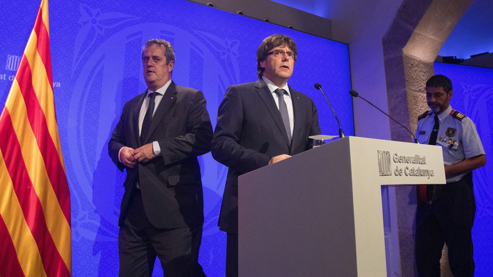El presidente catalán, Carles Puigdemont, junto al conseller de Interior, Joaquim Forn, y el mayor de los Mossos d'Esquadra, Josep Lluís Trapero