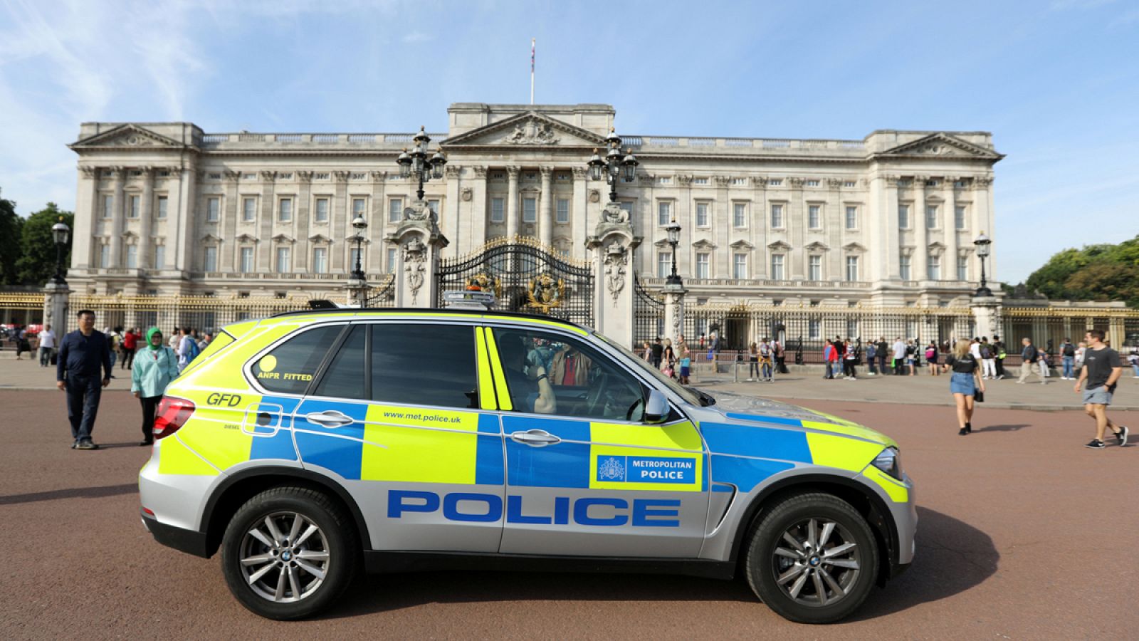 Un coche de Policía patrulla frente al Palacio de Buckingham