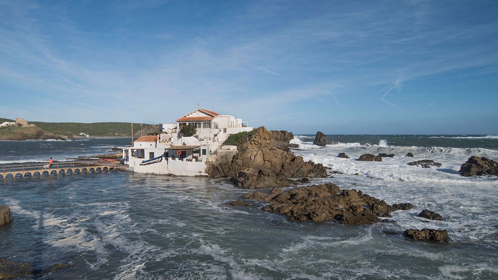 Un muerto y seis personas rescatadas tras volcar una embarcación en Menorca