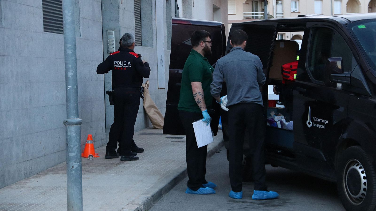 La funerària a les portes de l'edifici d'Amposta on s'ha trobat el cos de la dona