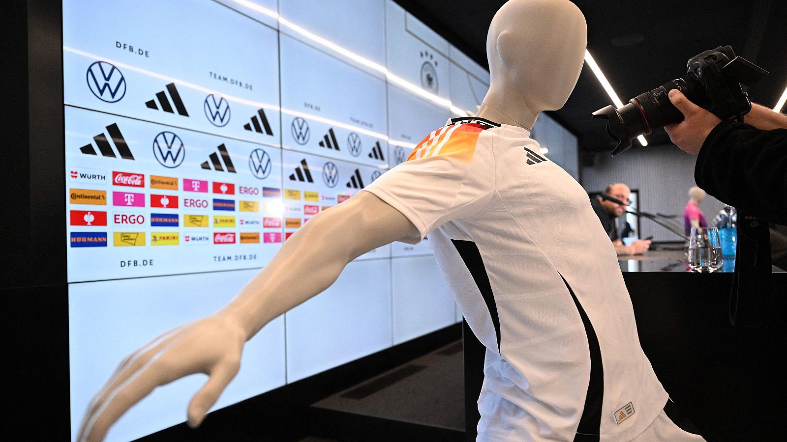 Un maniquí con la camiseta de la selección alemana de fútbol