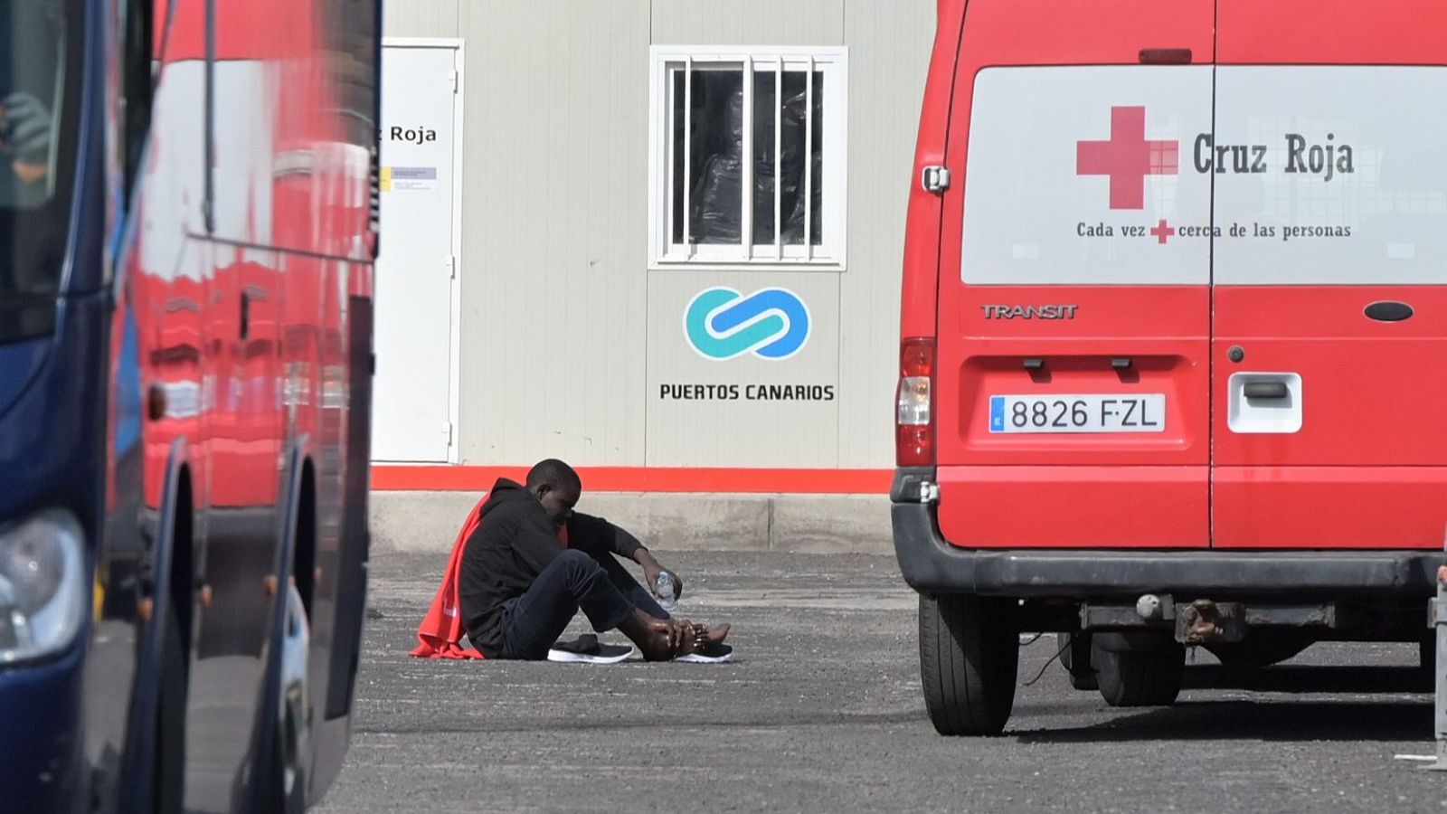 Imagen de un migrante del pasado sábado tras ser atendido poco después de llegar a la isla de El Hierro. (EFE)