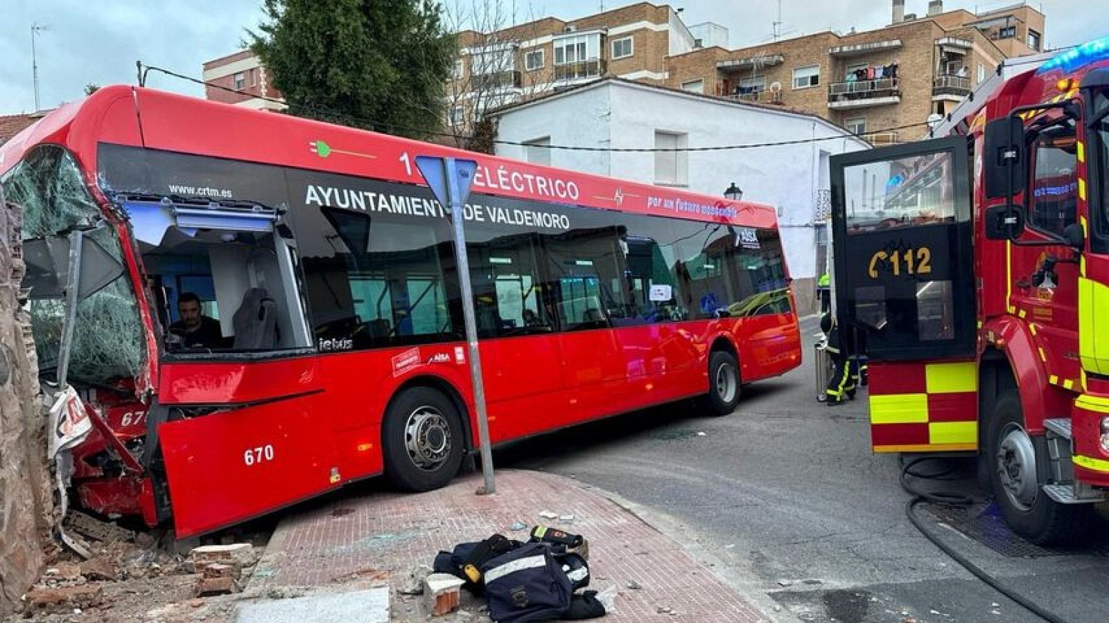 El autobús siniestrado contra un muro