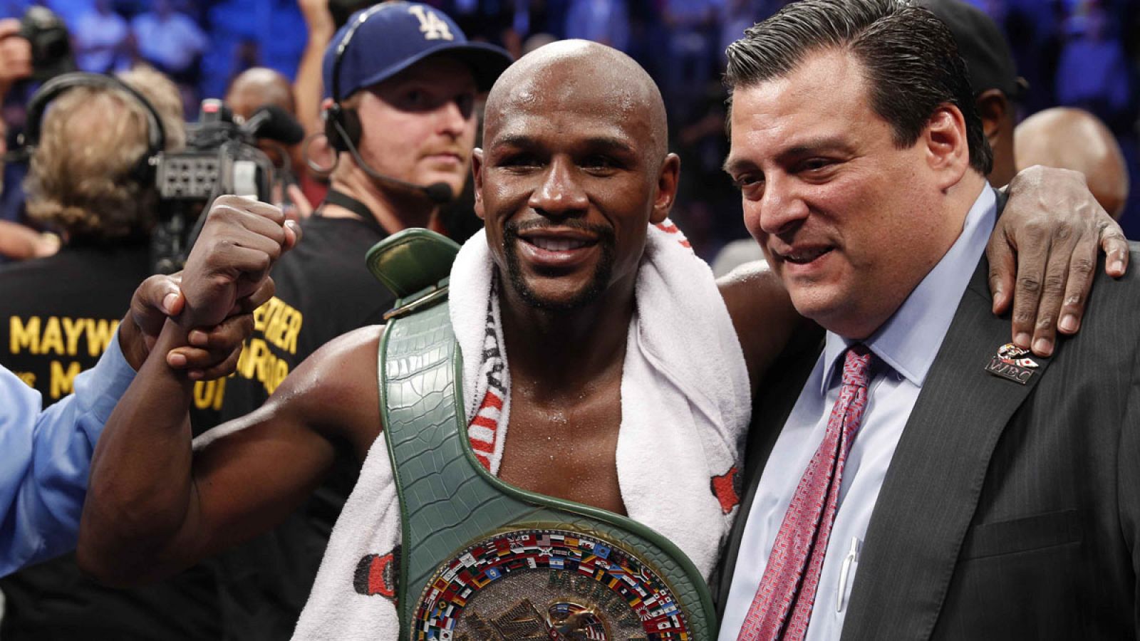 El estadounidense 'Money' Mayweather vence al irlandés Conor McGregor