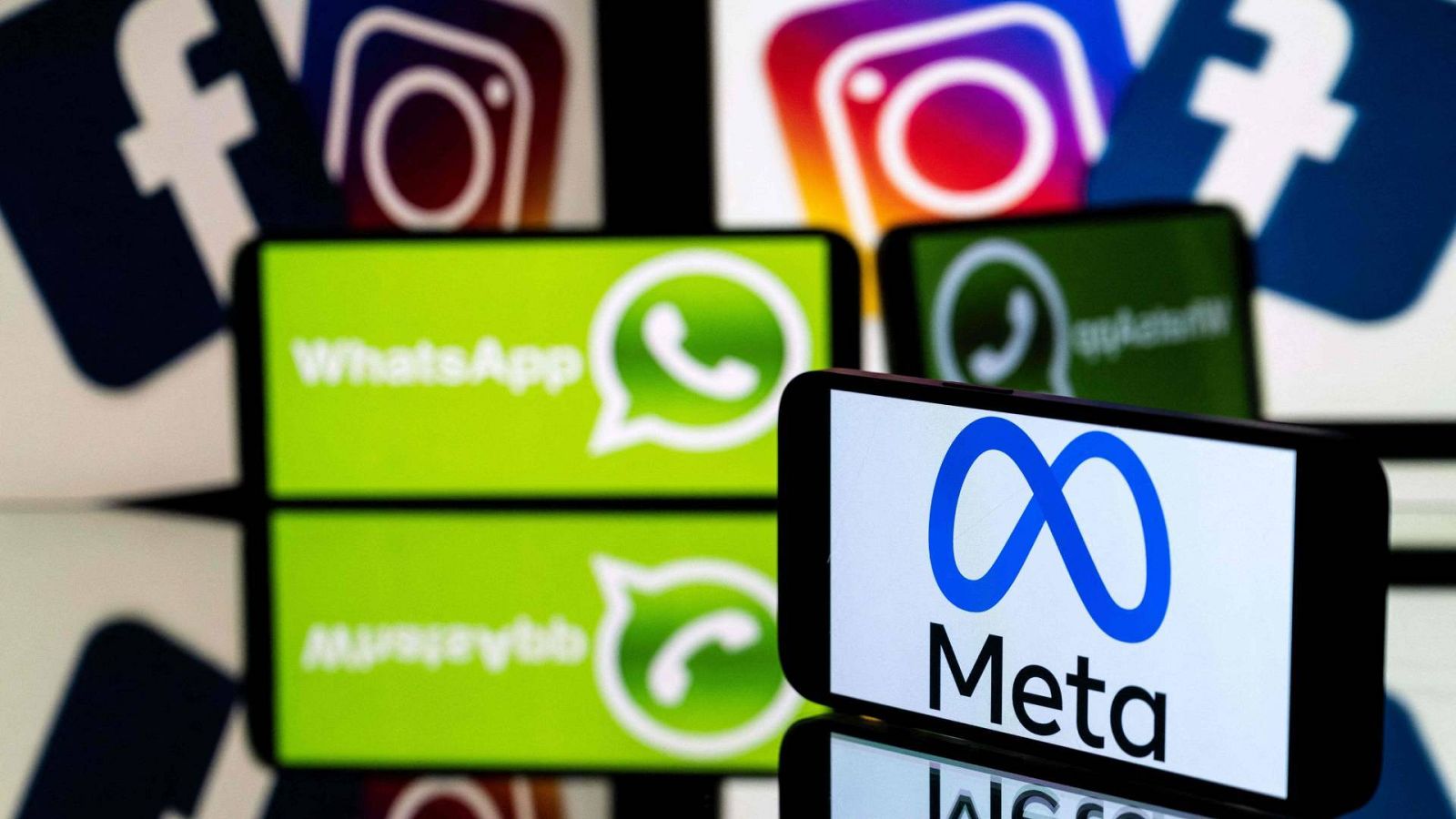 Fotomontaje de los logotipos de Instagram, Facebook, WhatsApp y su empresa matriz Meta.