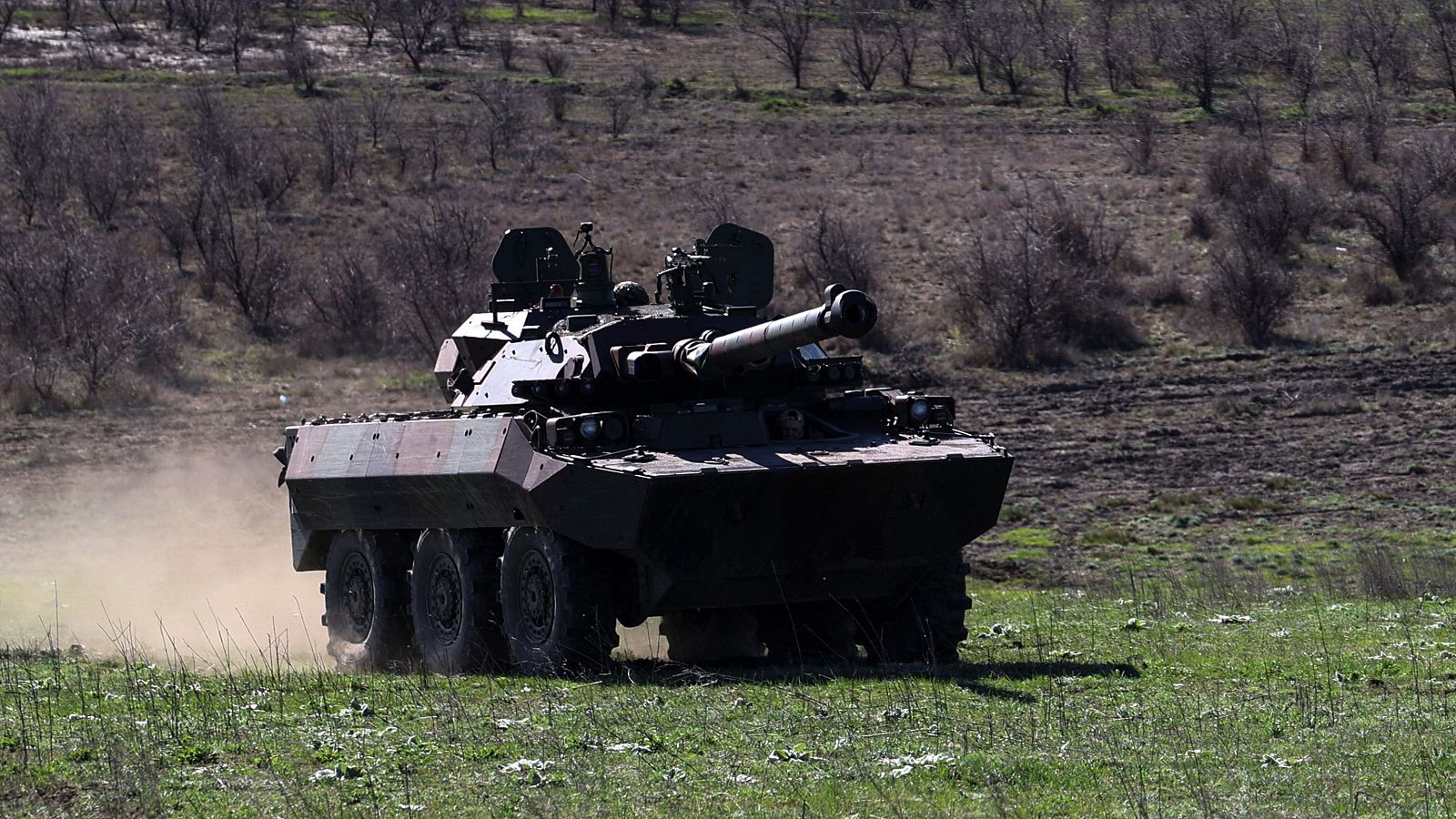 Miembros de la 37.a Brigada de Infantería de Marina de las Fuerzas Armadas de Ucrania conducen un vehículo de combate blindado francés AMX-10 RC