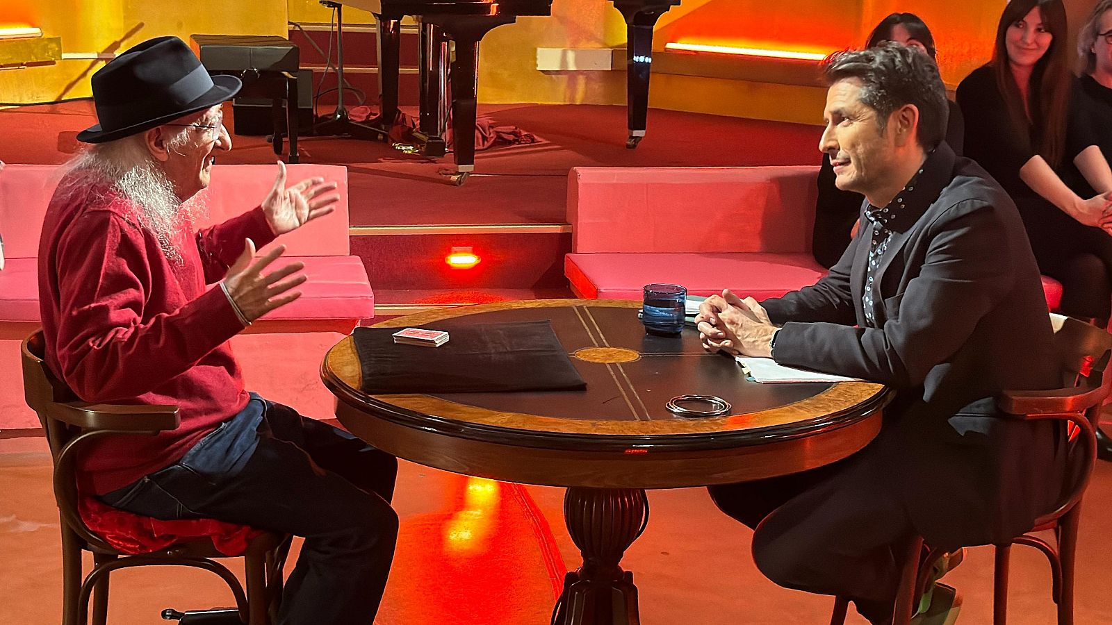 Juan Tamariz se sietan con Carlos del Amor en La Matemática del Espejo