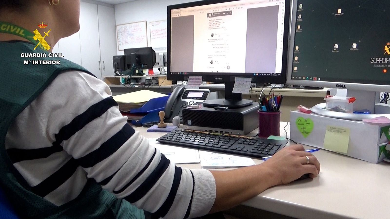 Un agente examinando pruebas