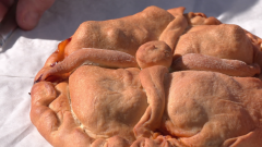 Receta de empanada de pollo, ajos tiernos, chorizo y huevo