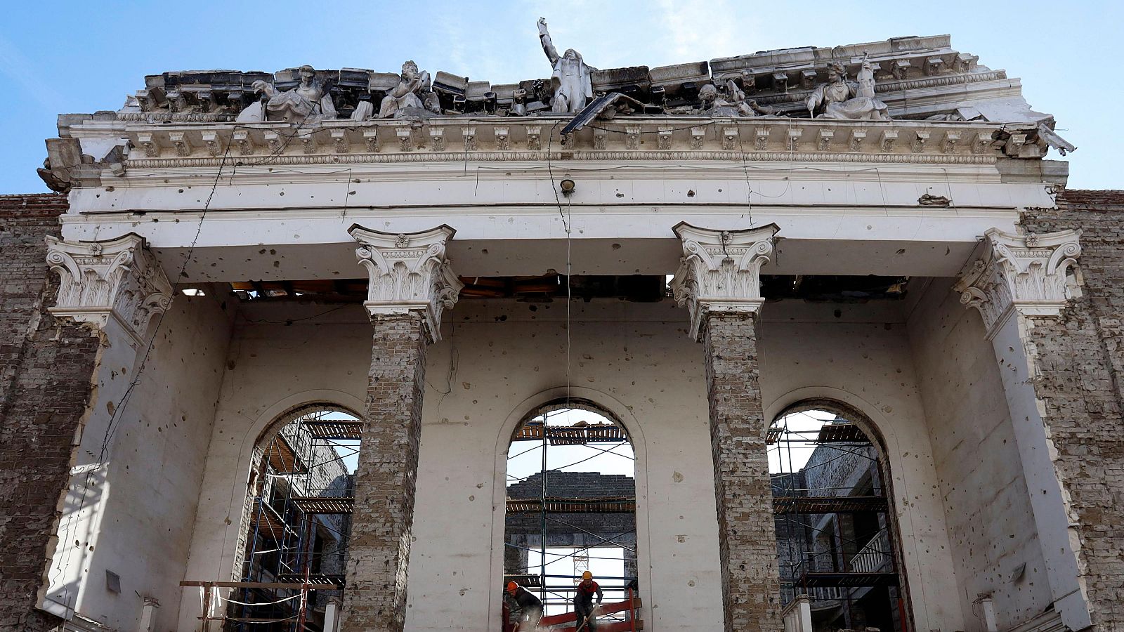 Obreros rusos trabajan en labores de reconstrucción del Teatro Dramático Mariupol