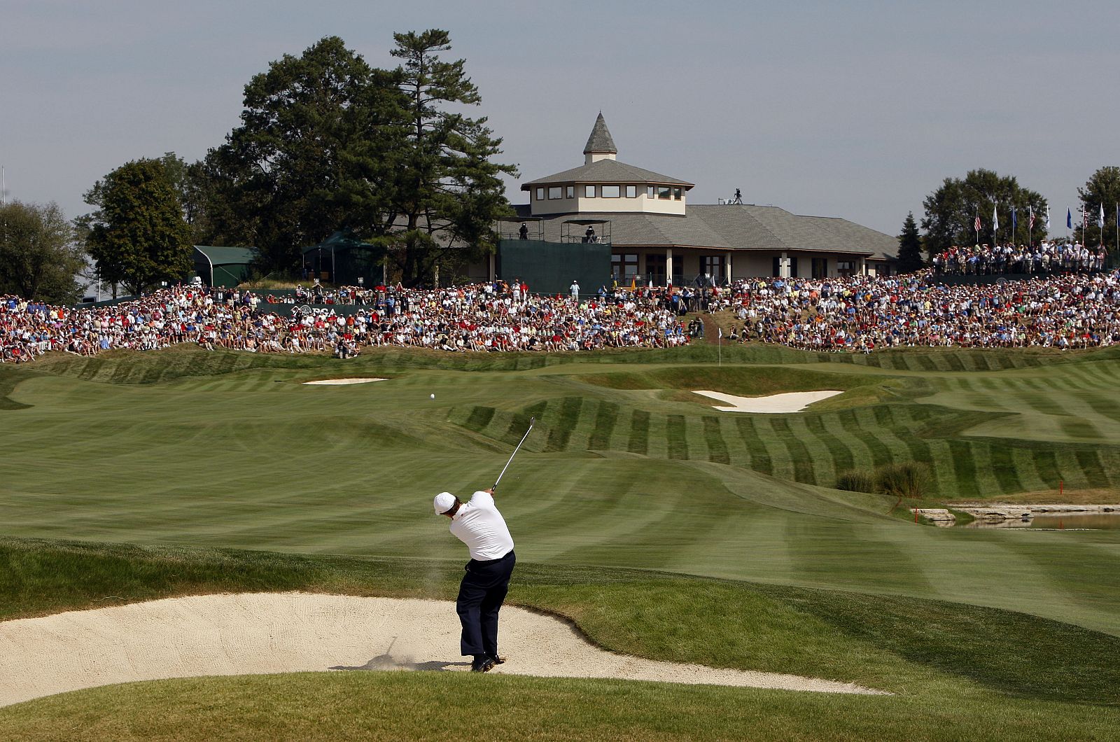 Phil Mickelson golpea la pelota en busca del hoyo 18