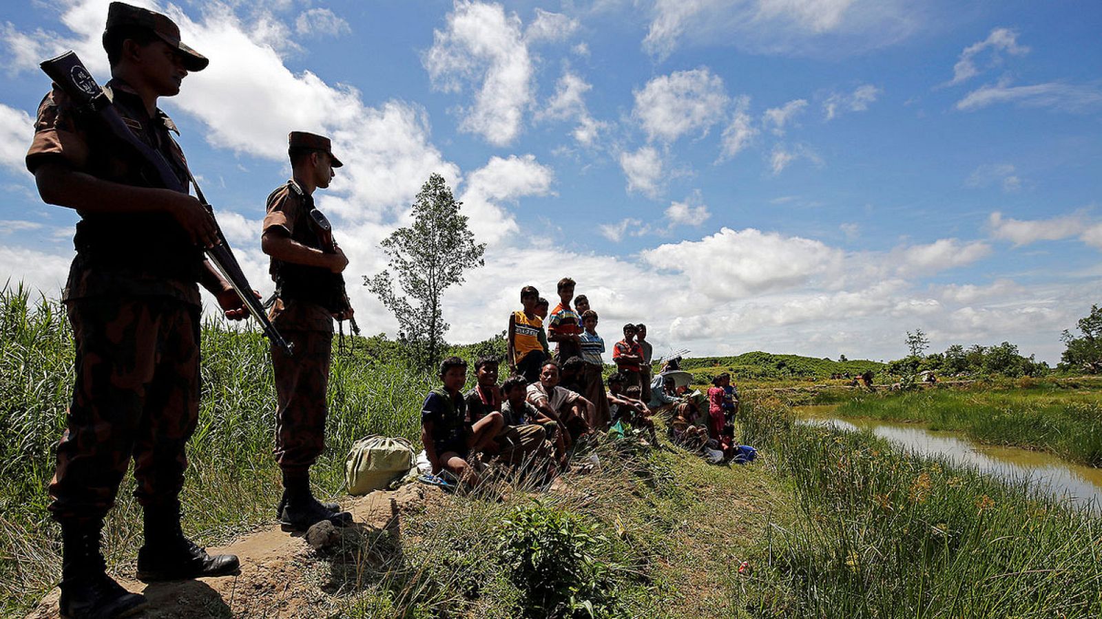 Miembros de la Guardia Fronteriza de Bangladesh impiden entrar en el país a un grupo de refugiados rohinyá que huyen de Birmania