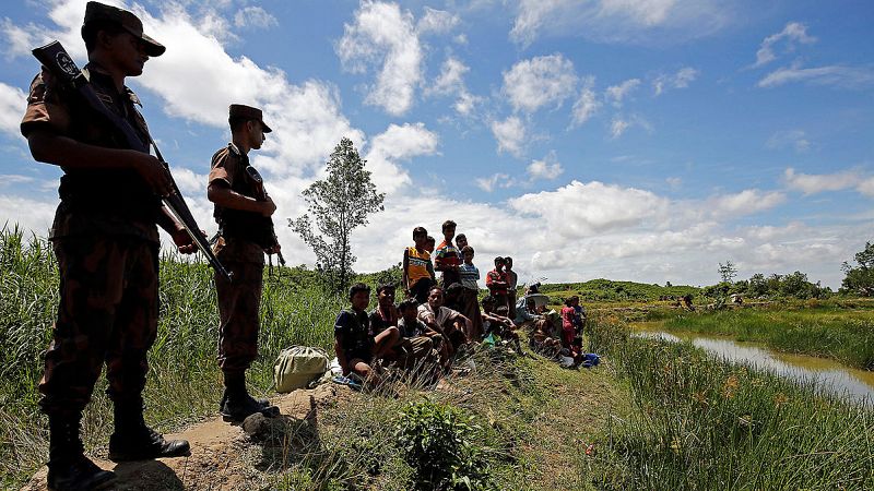 Miles de musulmanes rohinyás huyen de la violencia en Birmania