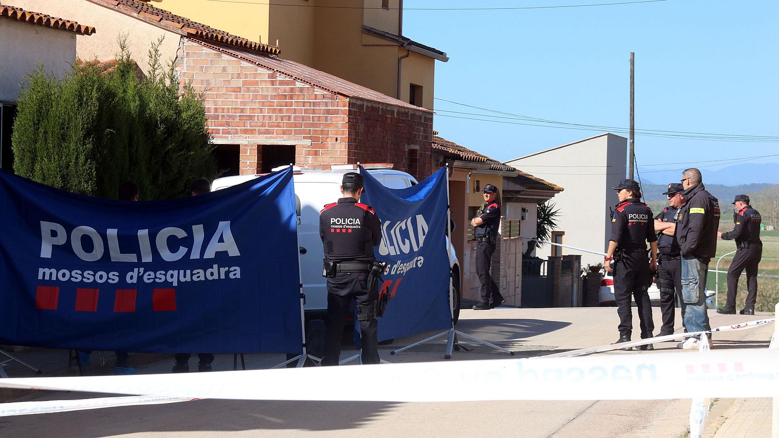 Els Mossos custodien la casa de Bellcaire d'Empordà on l'acusat hauria comès els crims