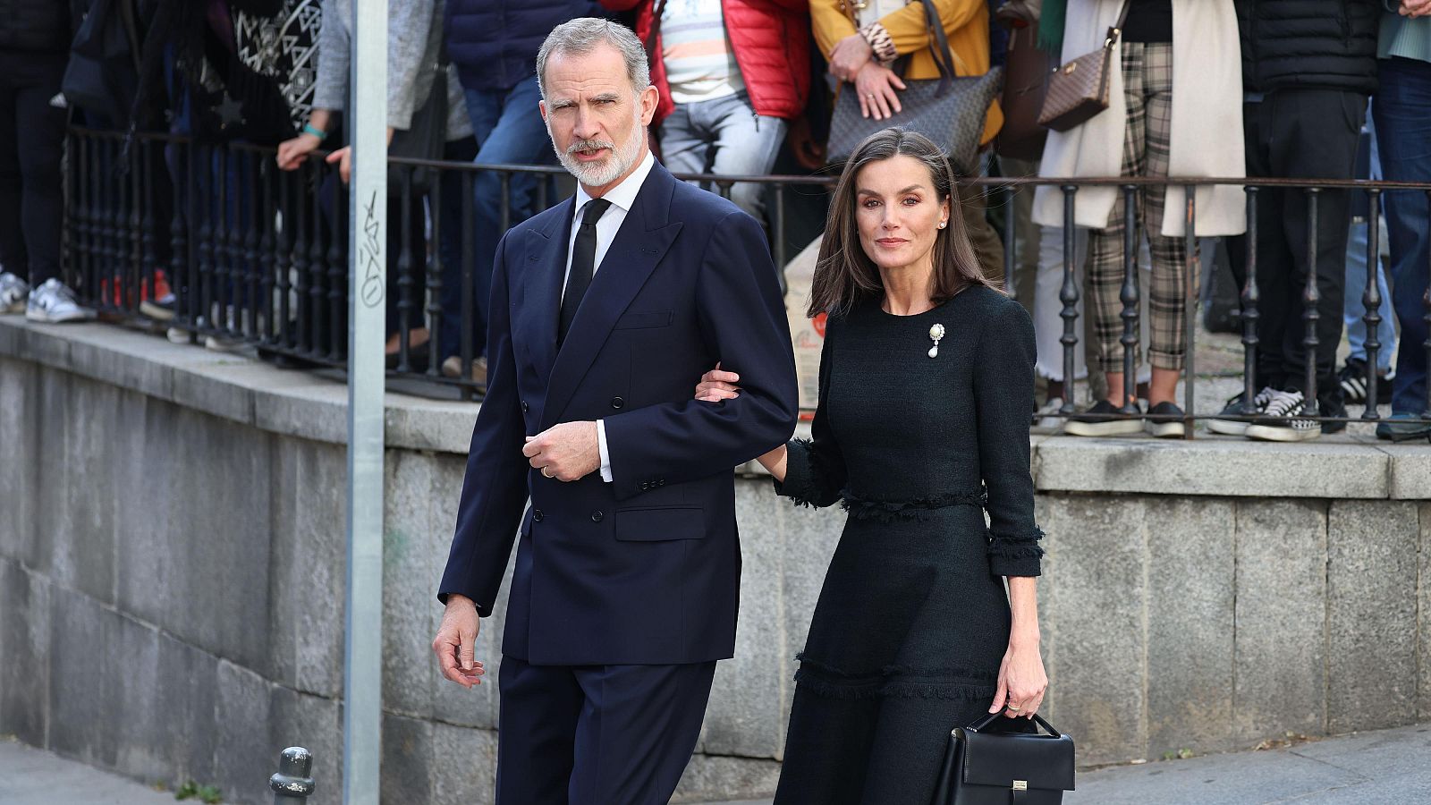 Los reyes Felipe y Letizia a su llegada a la misa funeral de Fernando Gómez-Acebo y de Borbón