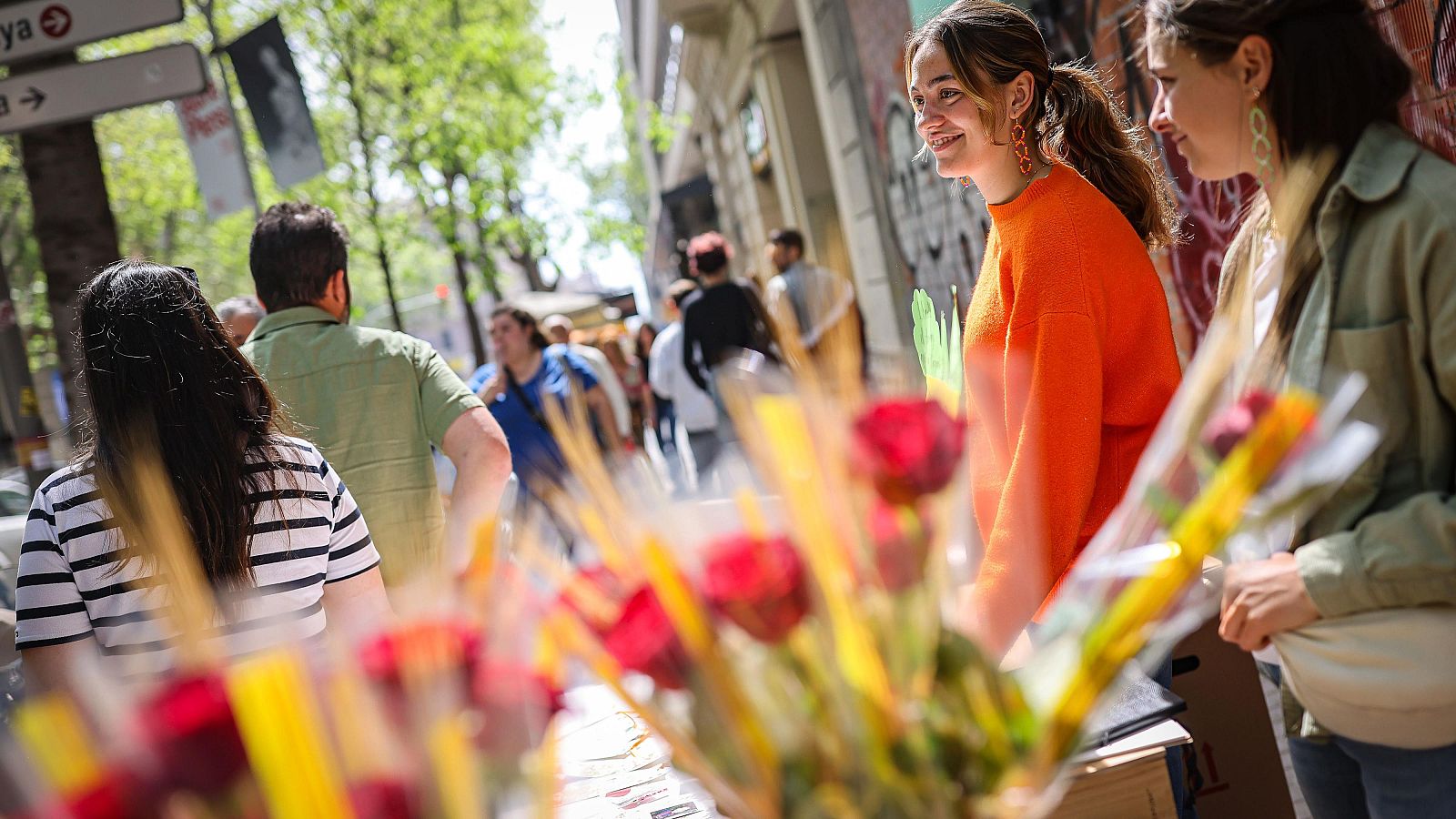 Centenars de persones omplint el centre de Barcelona des de primera hora del matí per Sant Jordi