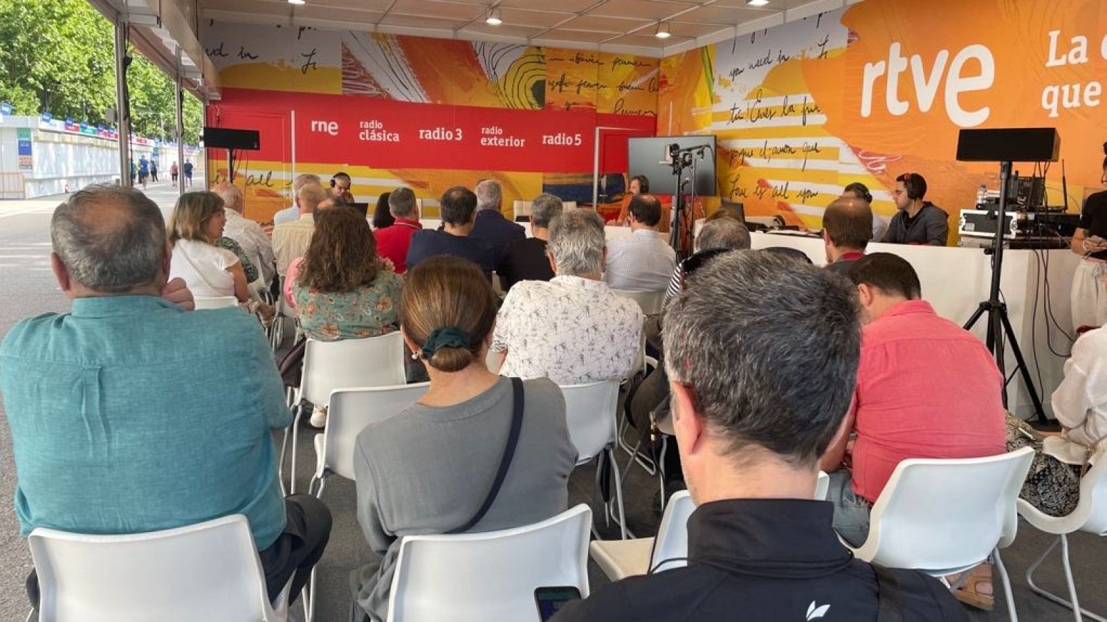 Interior del estand de RTVE de la Feria del Libro de Madrid 2023