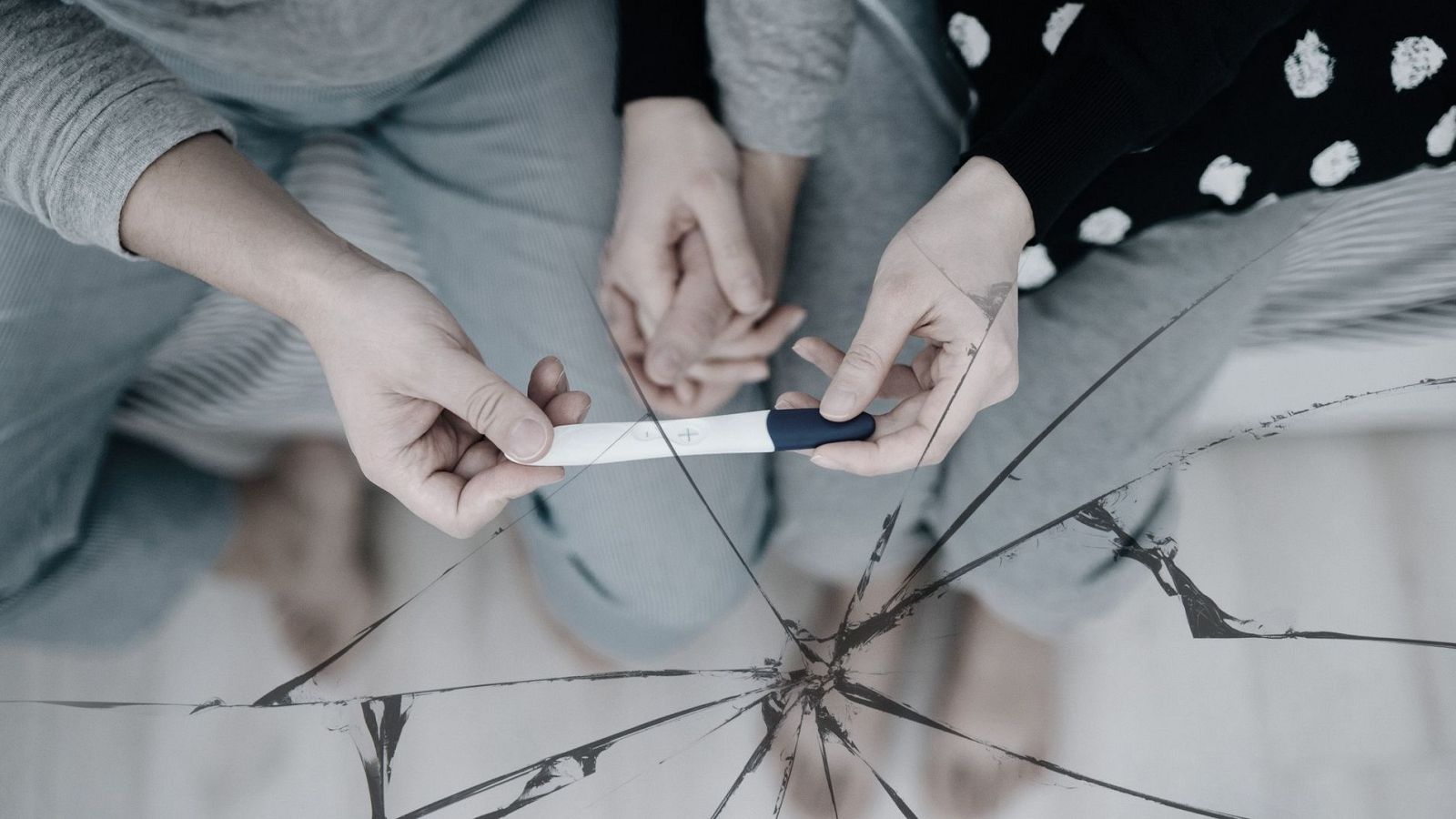 Pareja mira un predictor que les anuncia que la mujer no está embarazada