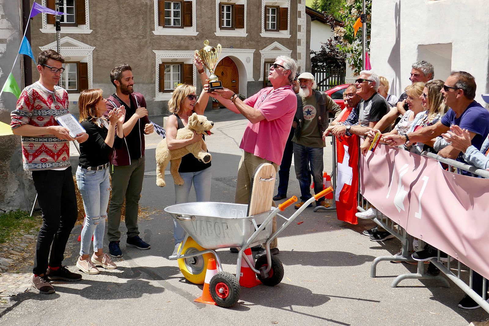 Hotel Romántico - Manuel y Manuela ganan la carrera en carretilla