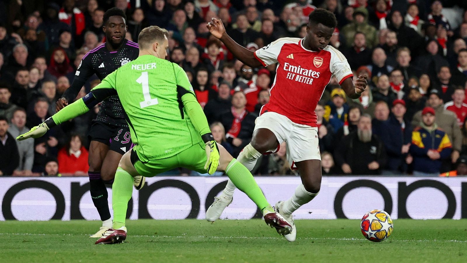 Saka frente a Neuer, en un instande del partido de Champions entre el Arsenal y el Bayern