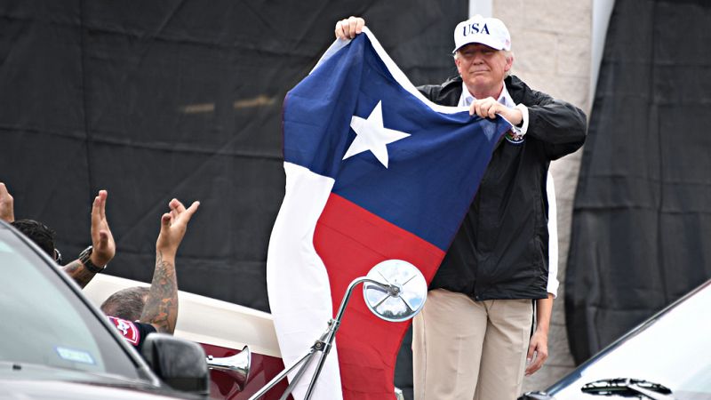 Harvey desborda dos embalses mientras Trump visita Texas: "Nadie ha visto jamás algo parecido" 