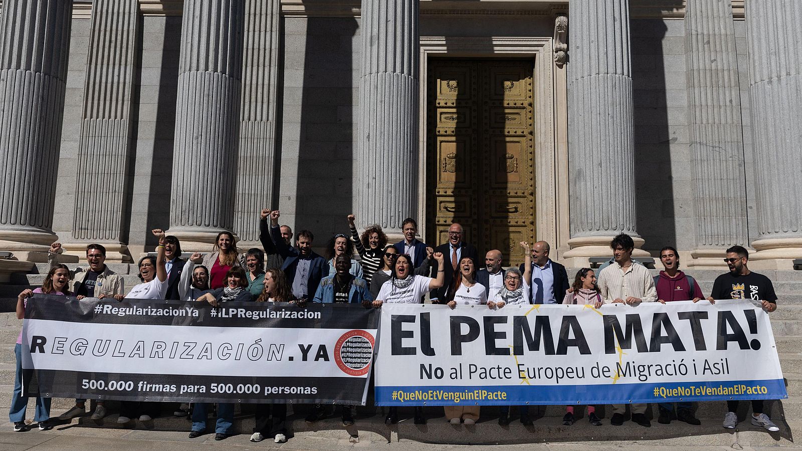 Claves de la regularización de inmigrantes: Varias personas se concentran frente al Congreso en defensa de la ILP