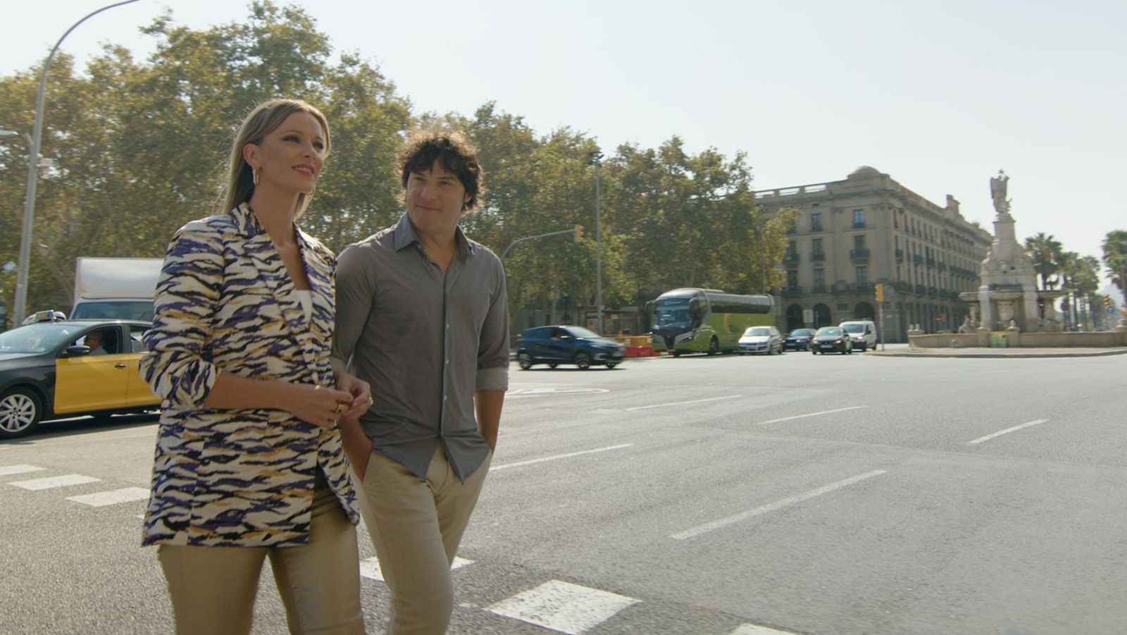 Adrienne y Jordi Cruz paseando por Barcelona.