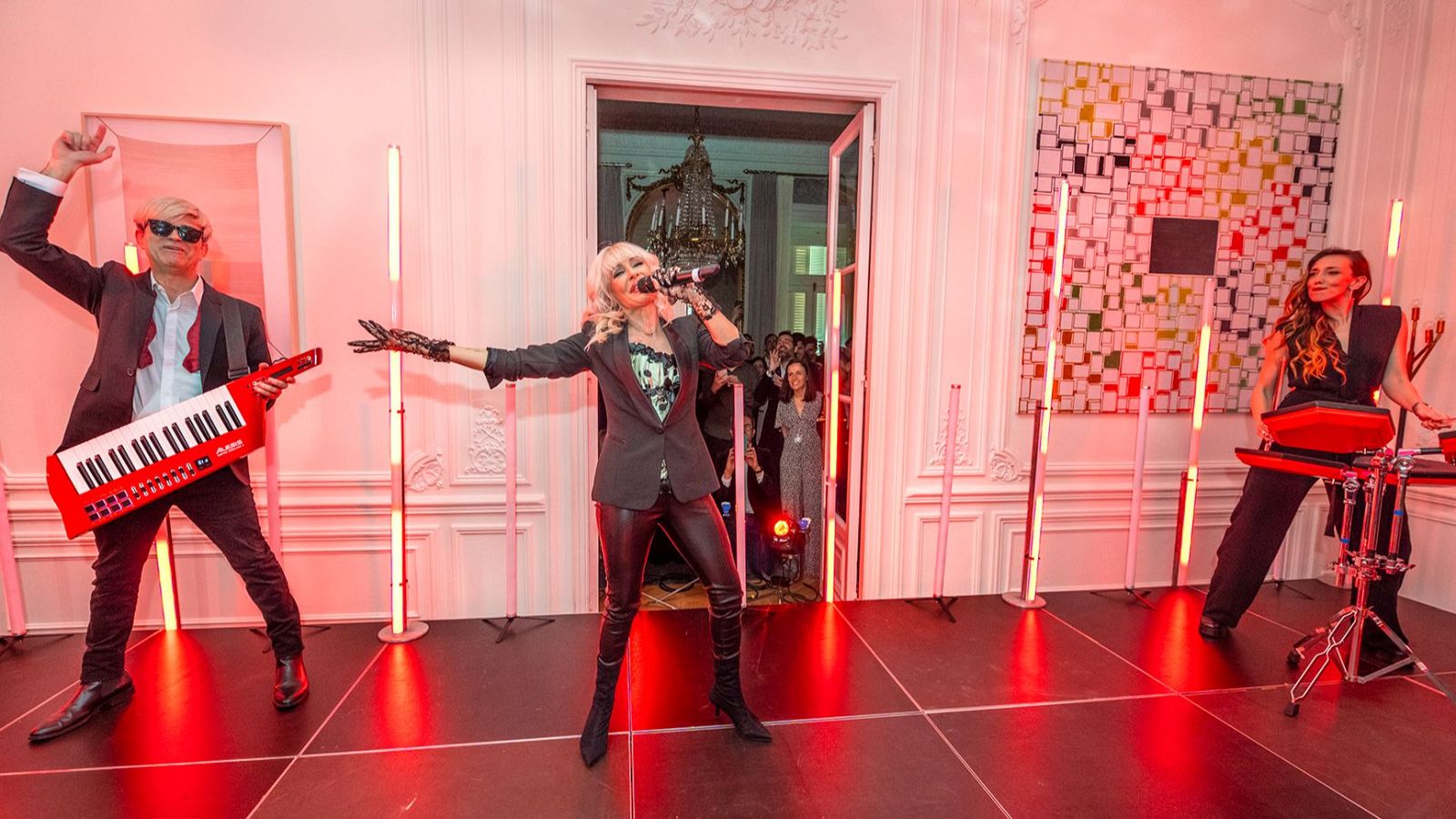 ‘Zorra’: interpretación de Nebulossa en la embajada de Suecia”