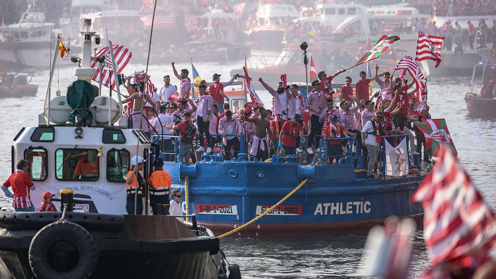 Los jugadores del Athletic durante la celebración con la Gabarra