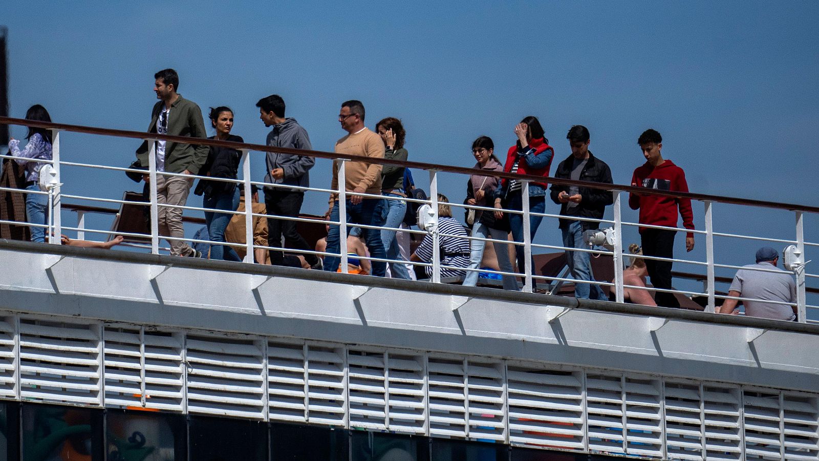 El grupo de bolivianos en el barco donde esperan a ser deportados. (AP)