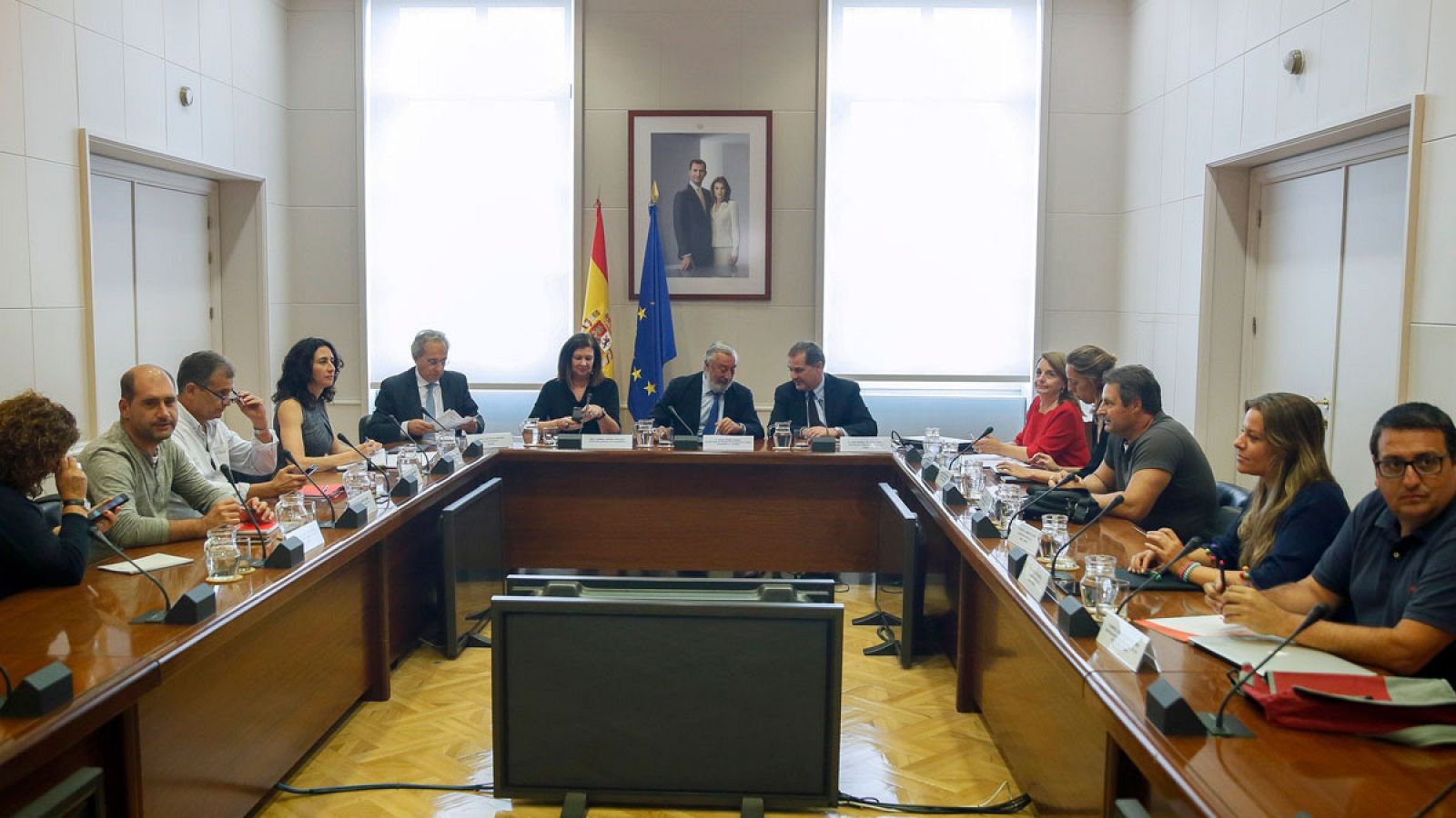 El secretario de Estado de Infraestructuras, Transporte y Vivienda, durante la reunión mantenida con CCOO, UGT y USO este martes en la sede del Ministerio de Fomento