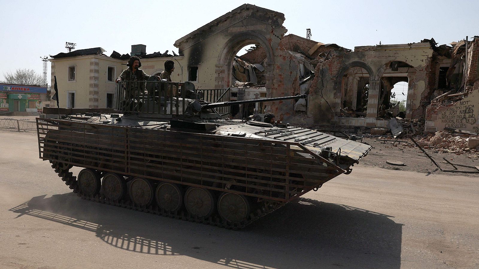 Militares ucranianos conducen un vehículo de combate de infantería