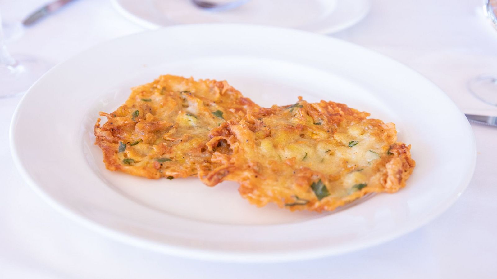 Aprende a elaborar las míticas tortillitas de camarones andaluzas