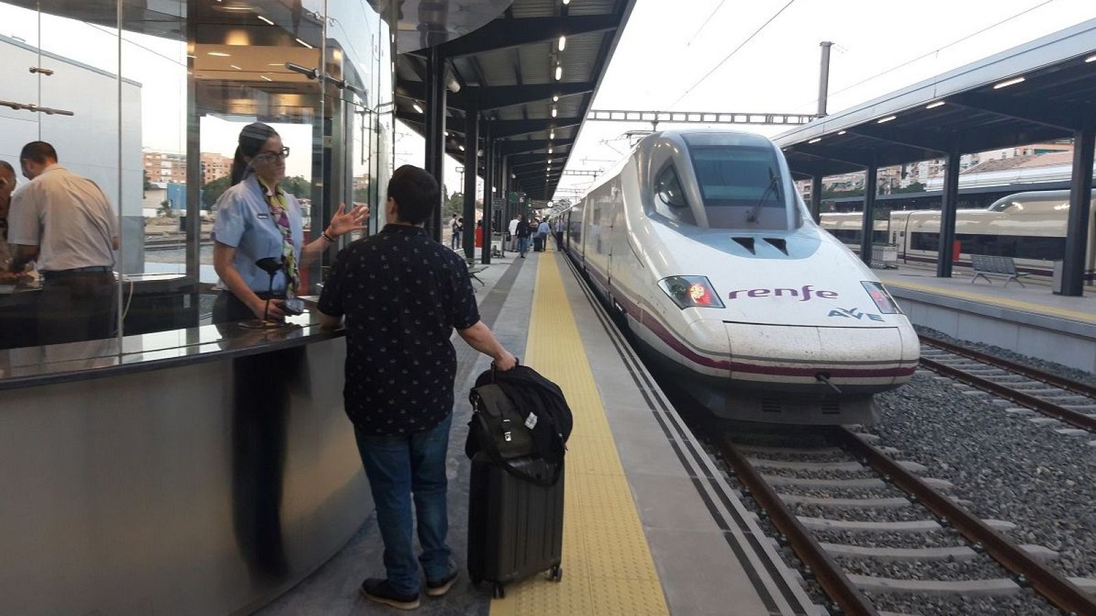 Renfe retrasa hasta fin de año sus AVE a París