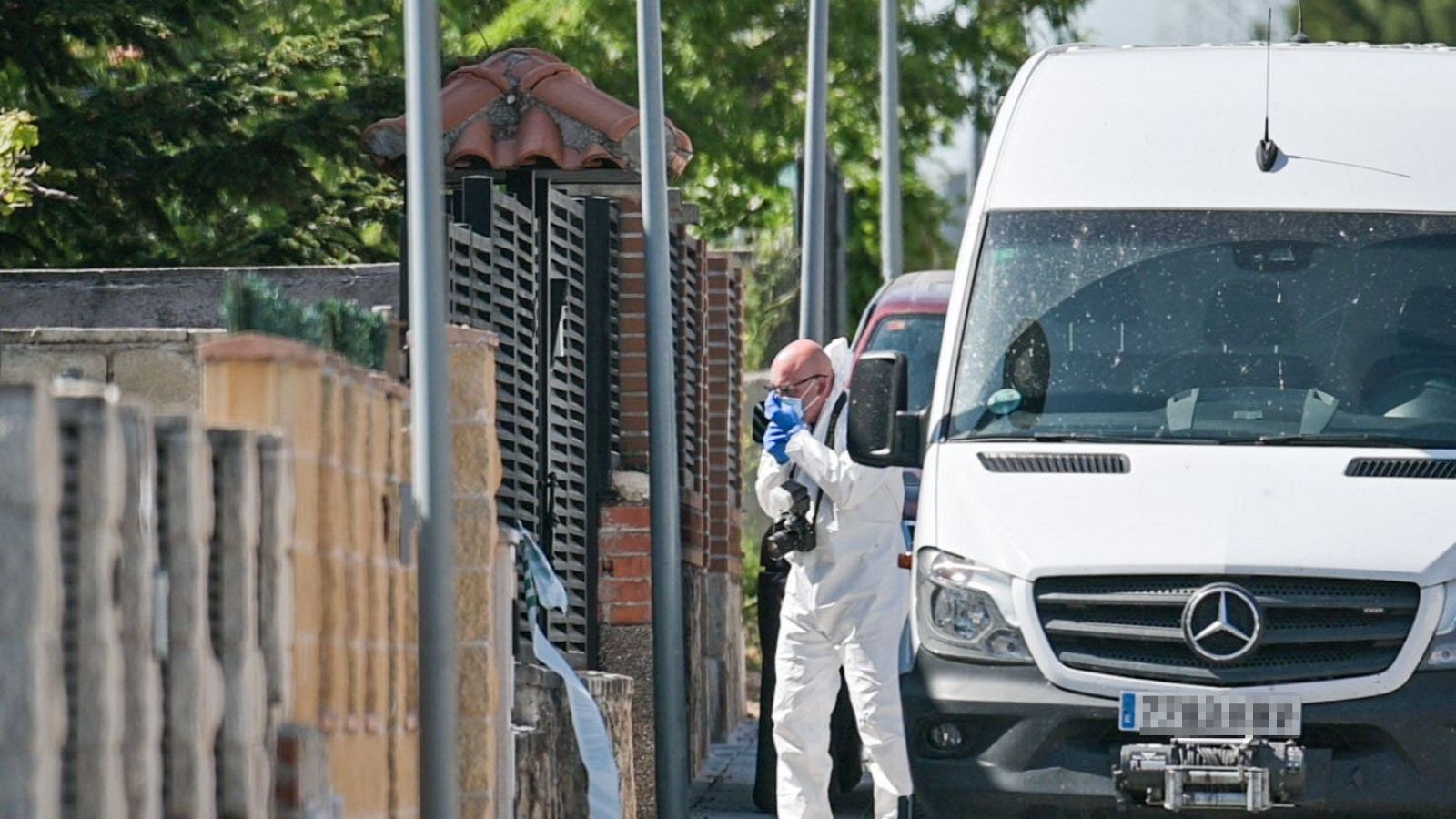 Un agente del Servicio de Criminalística (SECRIM) de la Guardia Civil trabaja en el lugar de los hechos, a 15 de abril de 2024, en Chiloeches