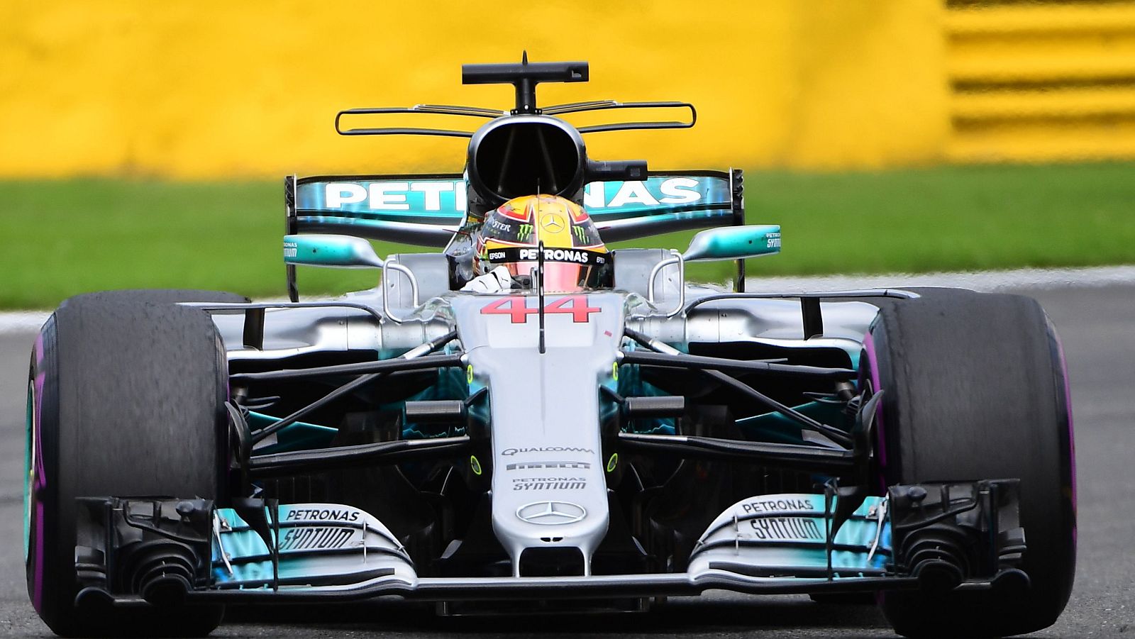 Hamilton quiere asaltar el liderato de Vettel en el 'templo' de Ferrari