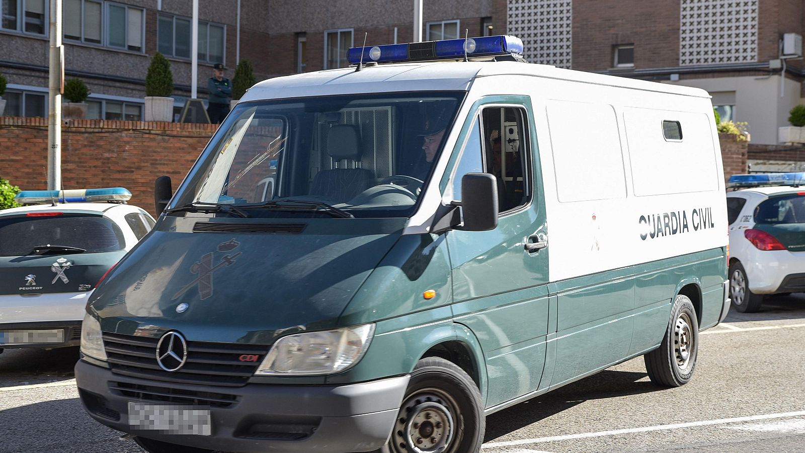 Imatge d'una furgoneta de la Guàrdia Civil entrant a comandància