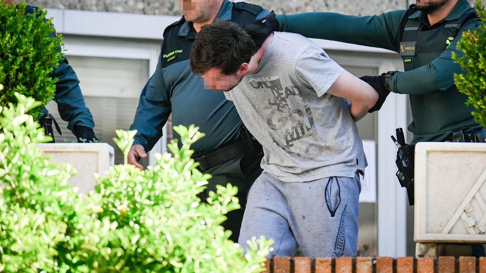 Uno de los detenidos por el crimen de Chiloeches sale de la comandancia de la Guardia Civil de Guadalajara