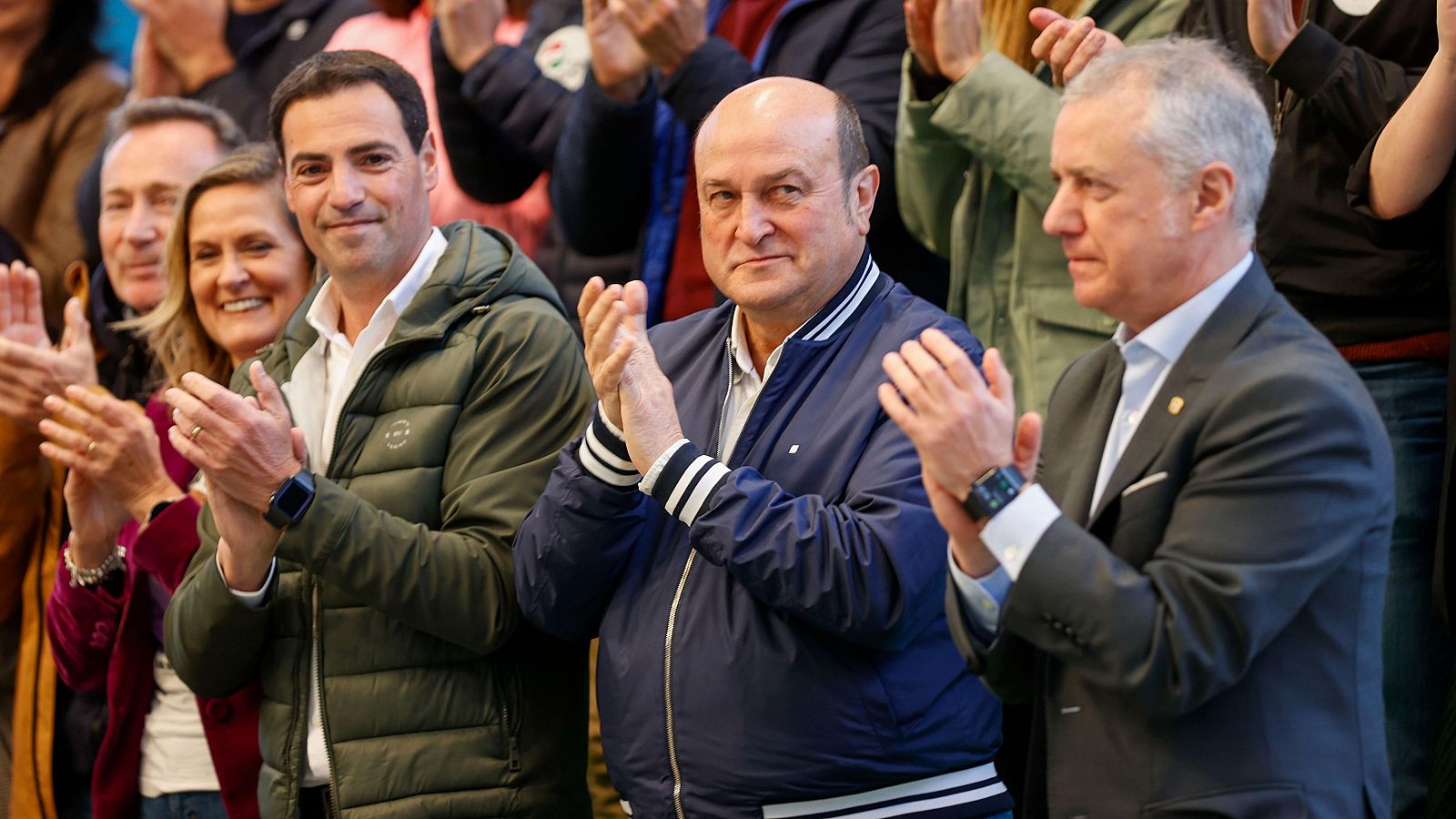 El candidato del PNV a lehendakari, Imanol Pradales (2-i), junto al presidente del PNV, Andoni Ortuzar (2-d), y el lehendakari, Iñigo Urkullu (d)