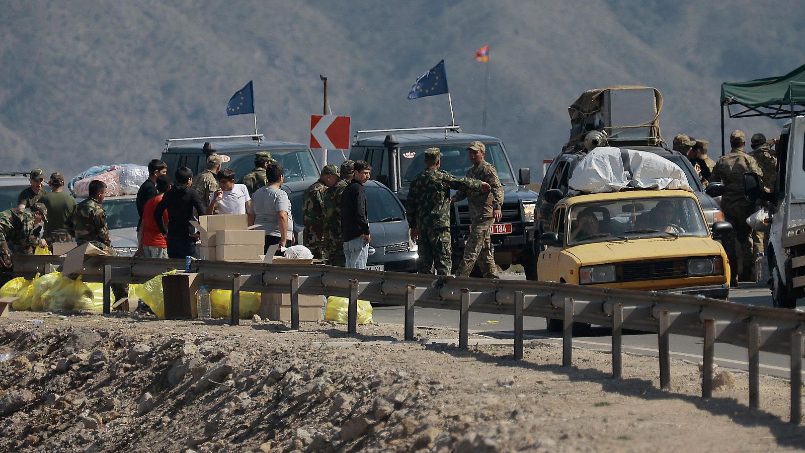 Armenios étnicos de Nagorno-Karabaj y observadores de la UE conducen sus coches más allá de un punto de control. (AP)