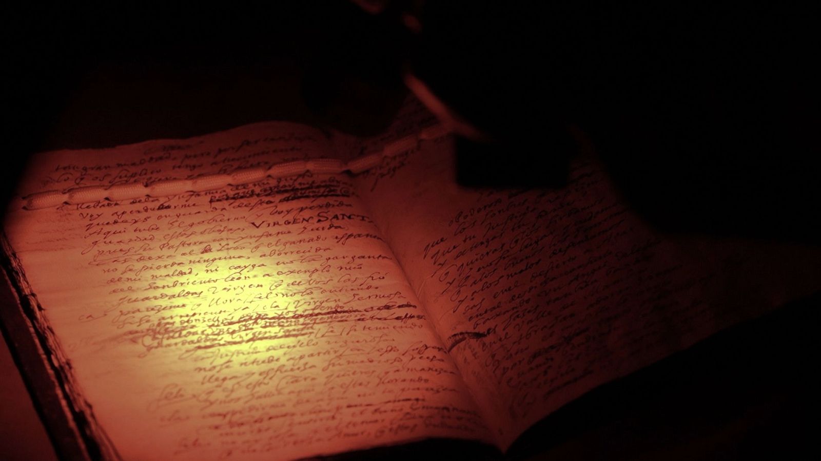 Manuscrito iluminado en medio de la oscuridad