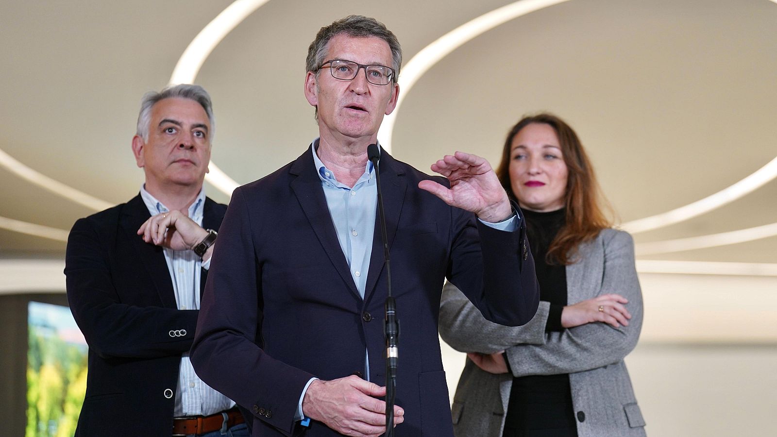 El presidente del PP, Alberto Nuñez Feijóo, interviene durante una visita al Grupo Irizar, en Aduna, Guipúzcoa