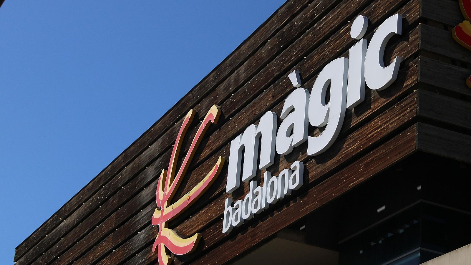 Centre comercial Màgic (Badalona), on un home armat va trencar l'aparador d'un restaurant