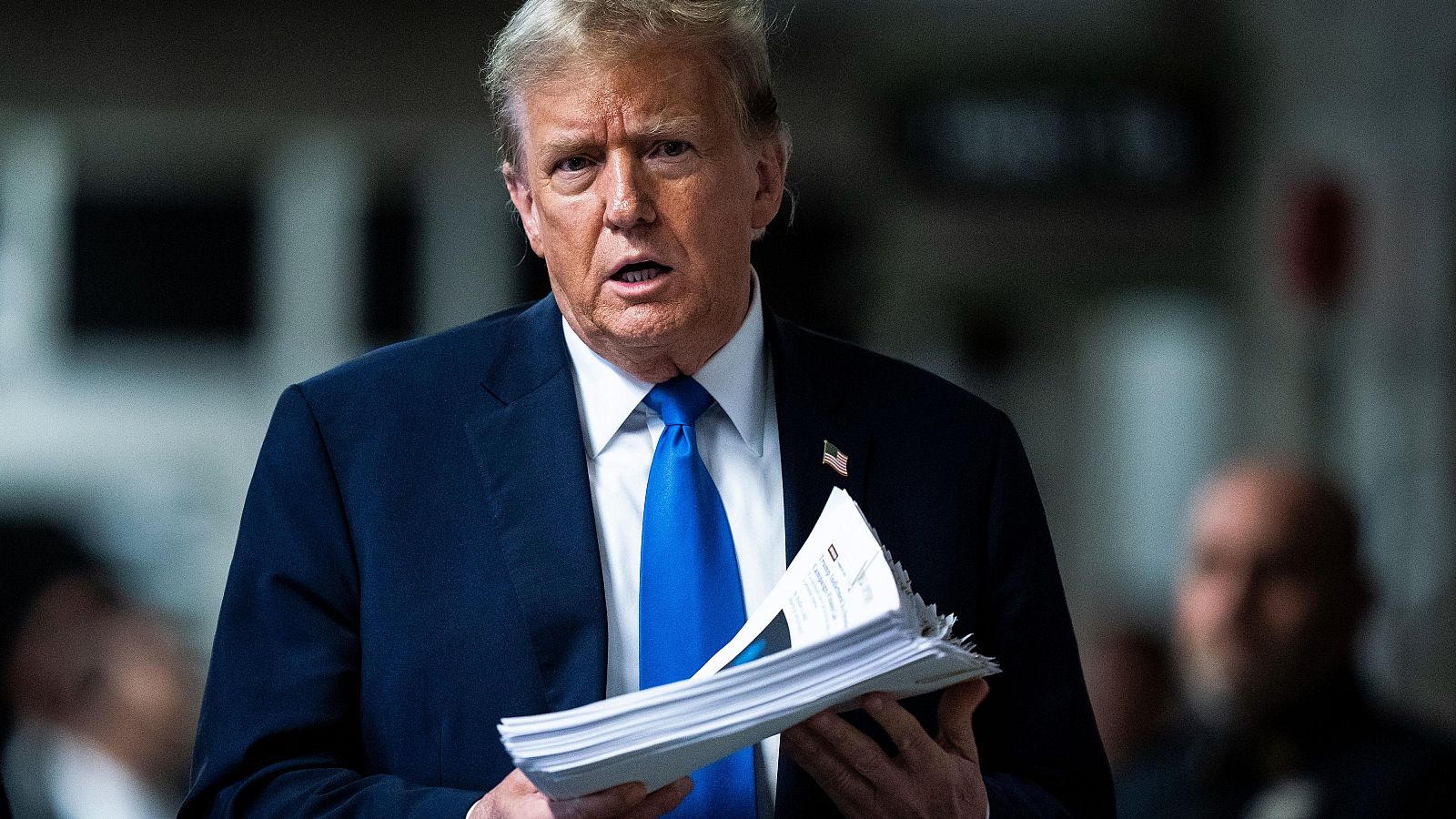 El expresidente estadounidense, Donald Trump, Trump sostiene documentos en la corte criminal de Manhattan, en Nueva York.