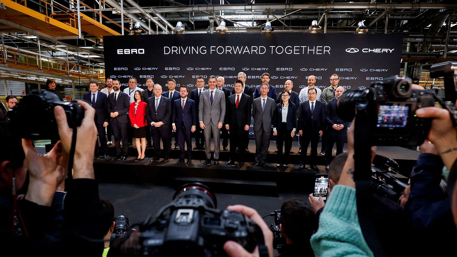 Foto de familia dels màxims representants de Chery i Ebro encapçalada pels president del govern espanyol, Pedro Sánchez i de la Generalitat, Pere Aragonès | EFE