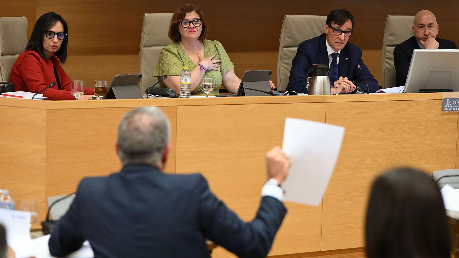 El exministro de Sanidad Salvador Illa (2d) comparece en la comisión que investiga en el Congreso los contratos sanitarios durante la pandemia, este lunes